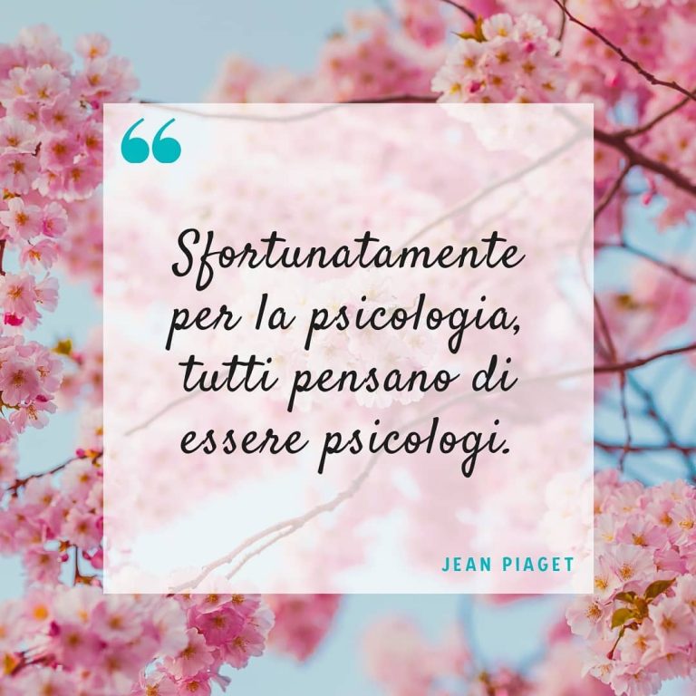 Fiori di ciliegio rosa e citazione attribuita a Jean Piaget: «Sfortunatamente per la psicologia, tutti pensano di essere psicologi».