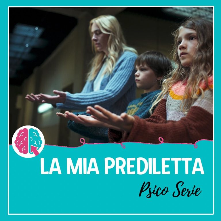 Scena della serie «La mia prediletta» con una donna e due bambini e il titolo «Psico Serie».