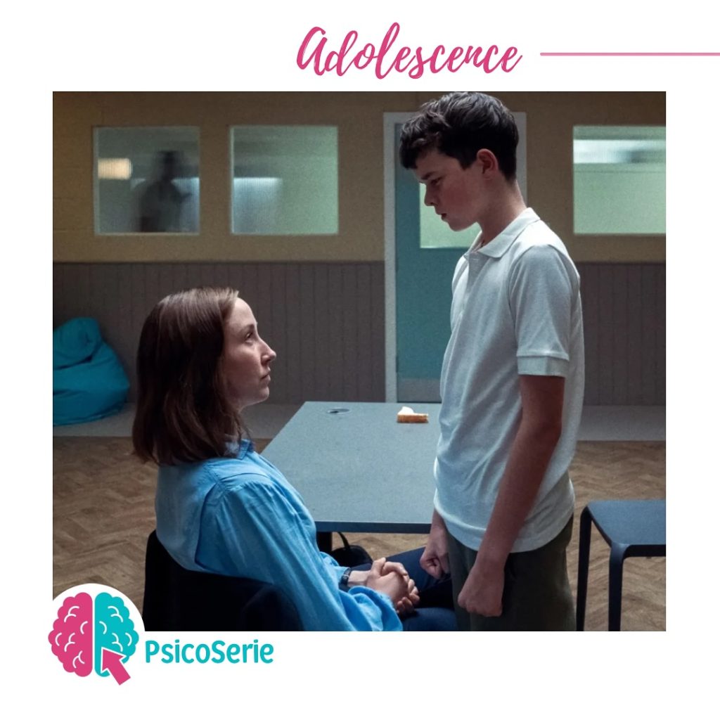 Immagine della serie «Adolescence»: un ragazzo in piedi davanti a una donna seduta durante un colloquio.